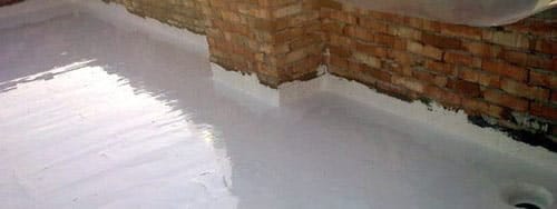 Завершающий этап гидроизоляции деревянного пола